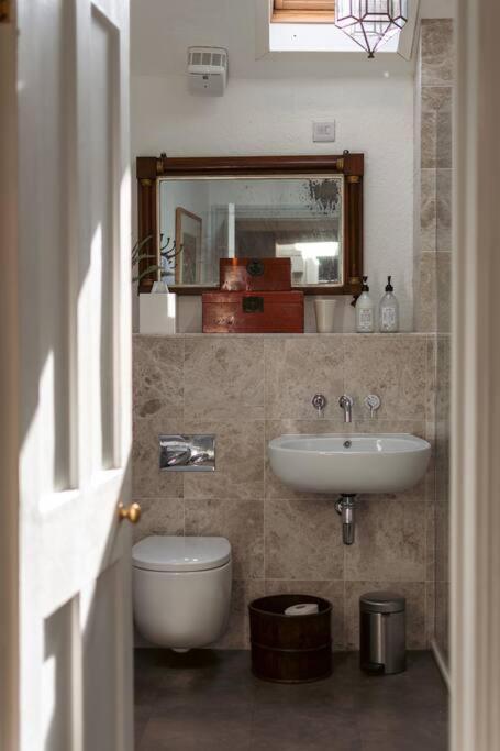 Sarah'S - A Townhouse Apartment In Georgian Holt Holt  Luaran gambar